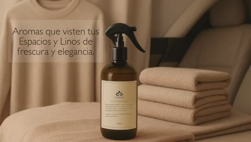Cargar video: Usa nuestro Spray a 10 cm de distancia y rocía suavemente para lograr una fragancia uniforme. Aplícalo en cortinas, ropa, sábanas y cualquier superficie textil para llenar tu entorno de frescura y elegancia.